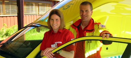 Lena Lundberg og Morten Gundersen i ambulansetjenesten i Engerdal. Foto: Joar Elgåen, NRK