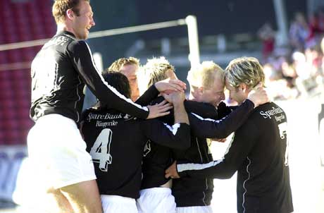 Hønefoss-jubel etter at de sendte RBK ut av cupen. (Foto: Geir Otto Johansen / SCANPIX) Hønefoss-jubel etter at de sendte RBK ut av cupen. (Foto: Geir Otto Johansen / SCANPIX)