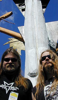 Bergensbandet Enslaved spiller svartmetall, og fikk sitt definitive gjennombrudd med fjorårsutgivelsen «Isa». Her er gitarist Ivar Bjørnson (t.v.) og vokalist Grutle Kjellson og på Roskilde, hvor bandet spilte fredag. Foto: Øyvind Holen.