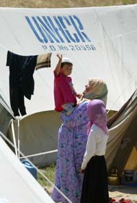 En usbekisk kvinnen og hennes barn i en FN-leir i Kirgisistan. (Foto: S.Zhumatov, Reuters)
