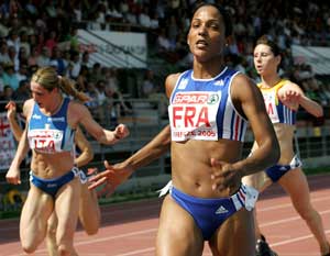 Christine Arron løper inn til seier. (AP/ SCANPIX) Christine Arron løper inn til seier. (AP/ SCANPIX)