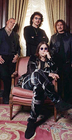 Ozzy Osbourne ble i 1997 gjenforent med Black Sabbath sin originalbesetning Bill Ward, Tony Iommi og Geezer Butler. Og det er vel på tide at de kommer inn i Hall of fame. Foto: Jim Cooper, AP Photo / Scanpix.