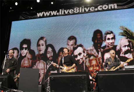 Bono og Paul McCartney åpnet showet i London i ettermiddag. (Foto: AP/Scanpix)