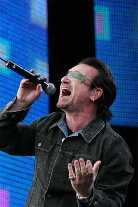 Det er en vakker dag - a beautiful day - sang Bono til folkemassen. (Foto: AFP/Scanpix)