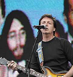 Paul McCartney åpnet Live 8-konserten i London sammen med U2 med Beatles-sangen «Sgt. Peppers Lonely Hearts Club Band». Foto: Scanpix.