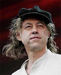 Arrangør Bob Geldof talte til de 200.000 frammøtte på Live 8-arrangementet i Hyde Park i London lørdag. Live 8 ble arrangert på ti steder som press mot statslederne i G8-landene som skal møtes i Skottland til uken. Foto: Scanpix.