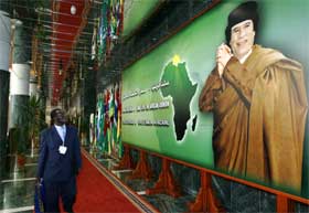 Libyas president Muammar Khadafi er vertskap for de afrikanske ledernes møte, som åpner i dag. (Foto: AFP/Scanpix)