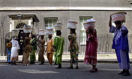 Afrikanske kvinner overleverer underskriftslister mot fattigdom til Downing Street 10. Nå vil afrikanske ledere også eksportere afrikanske landbruksprodukter til Vesten. (Foto: AFP/Scanpix)