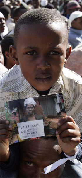 Hvorfor er Afrika fattig, spør denne gutten under Live 8-konserten i Johannesburg. (Foto: Reuters/Scanpix)