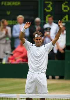 Roger Federer jubler over sin tredje strake Wimbledon-seier. (Foto: AFP/Scanpix)