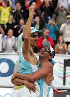 Emanuel Rego (t.v.) og Ricardo Santos fra Brasil jubler etter at de vant finalen i Grand Slam-turneringen i sandvolleyball i Stavanger. (Foto: Alf Ove Hansen / SCANPIX)