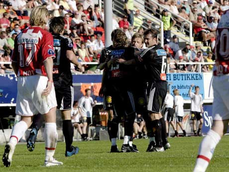 Rosenborg-spillerne jubler etter at Alexander Ødegård ga gjestene ledelsen 2-0 mot Tromsø. (Foto: Jarl Fr. Erichsen / SCANPIX)