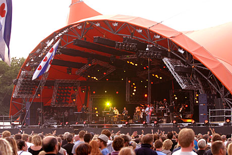Det var relativt godt med publikum foran scenen da Brian Wilson spilte på Roskilde. Foto: Arne Kristian Gansmo, NRK.