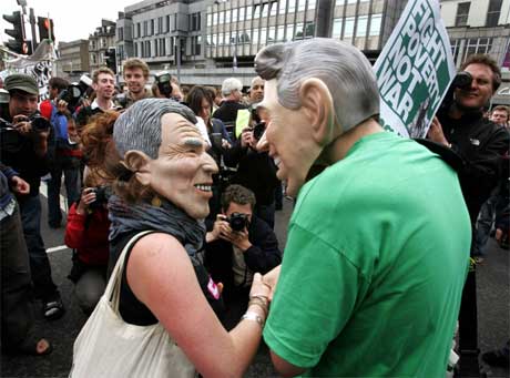 Mens politikerne diskuterer, demonstrerer aksjonister i gatene i Edinburgh. (Foto: Scanpix / Reuters)