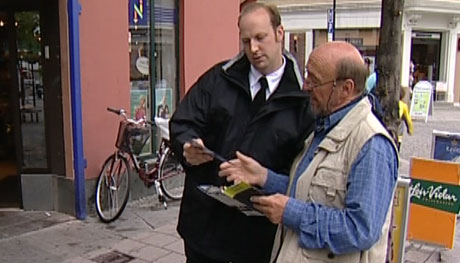 Vekter Markus Lunde hjelper en tysk turist i Hamar. (Alle foto: Bjørn Anders Sørli/NRK)