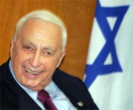 GÅR AV: Statsminister Ariel Sharon ber om nyvalg - og forlater samtidig Likud. (Foto: Reuters)