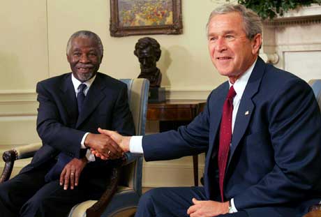Presidentene Thabo Mbeki og George W. Bush møttes i Det hvite hus 1. juni. (Foto: Scanpix / AFP)
