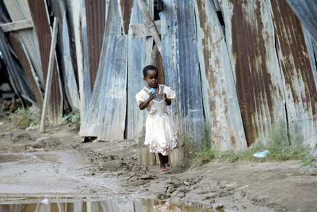 Jente i Dar-es Salaam i Tanzania, et av verdens fattigste land. (Scanpix / Knut Falch) 