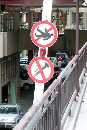 Forbudt å falle over rekkverket. Det er også forbudt å spille trompet mens du faller. (Kilde: www.swanksigns.org) 