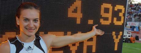 Jelena Isinbajeva var strålende fornøyd med sin nye verdensrekord (Foto: Scanpix/AP Photo)