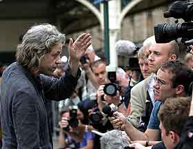 Bob Geldof kom til jernbanestasjonen i Edinburgh i går. Foto: AP Bob Geldof kom til jernbanestasjonen i Edinburgh i går. Foto: AP