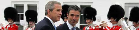 - Jeg er stolt av å kalle dem min venn, sa Bush til Danmarks statsminister i dag (Scanpix/AP)