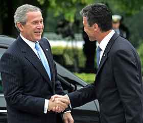 Statsminister Fogh Rasmussen tar imot president Bush til fødselsdagsfrokost. (Foto: J.N. Larsen, Nordfoto)