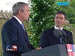 George W. Bush og Anders Fogh Rasmussen på deres felles pressekonferanse foran Marienborg. (Foto: Danmarks Radio)
