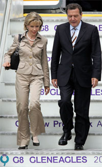 G8-MØTET: Tyskalands forbundskansler Gerhard Schröder og hans kone Doris Schröder ankommer G8-møtet i Gleneagles i Skottland. Foto: AFP
