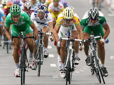 Robbie McEwen (i gult og hvitt) vant onsdagens etappe i Tour de France, foran Tom Boonen (t.v.) og Thor Hushovd (t.h.) (Foto: AFP/Scanpix) Robbie McEwen (i gult og hvitt) vant onsdagens etappe i Tour de France, foran Tom Boonen (t.v.) og Thor Hushovd (t.h.) (Foto: AFP/Scanpix)