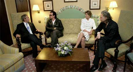 President George W. Bush og kona Laura i passiar med Bono og Bob Geldof i Gleneagles i Skottland. (Foto: AP/Scanpix)