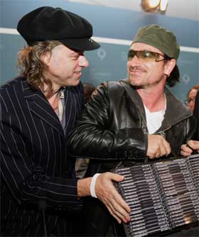 Bob Geldof og Bono med millioner av elektroniske signaturer de skal overlevere G8-lederne. (Foto: Reuters/Scanpix)