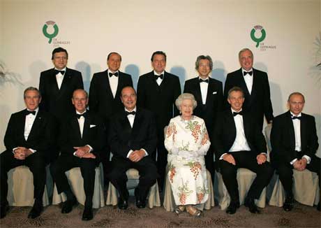 Dronning Elisabeth var vertskap for gårsdagens middag, der G8-lederne og EU-kommisjonens president var til stede. (Foto: Reuters/Scanpix)