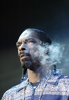 Gangsterrapperen Snoop Dogg tok en røykepause under konserten sin på Quartfestivalen i Kristiansand sent onsdag kveld. Rapperen hevder det var marihuana han røykte.Foto: Alf Ove Hansen, Scanpix.