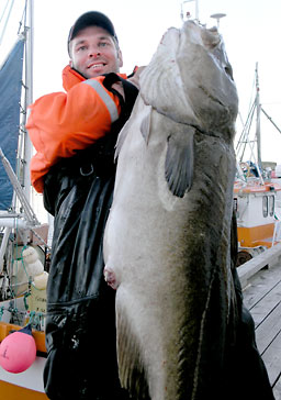 Den svenske sportsfiskeren Ragnar Lagergren med en 21 kilos torsk tatt ved Sørvær i Finnmark. Foto: Nordic Sea Angling. 