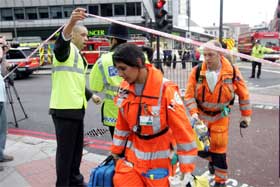 Leger tar seg til T-banestasjonen Edgeware Road for å hjelpe skadde. (Foto: AP/Scanpix) Leger tar seg til T-banestasjonen Edgeware Road for å hjelpe skadde. (Foto: AP/Scanpix)