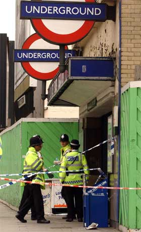 Politimenn utenfor Aldgate East T-banestasjon i London. (Foto: AP/Scanpix)