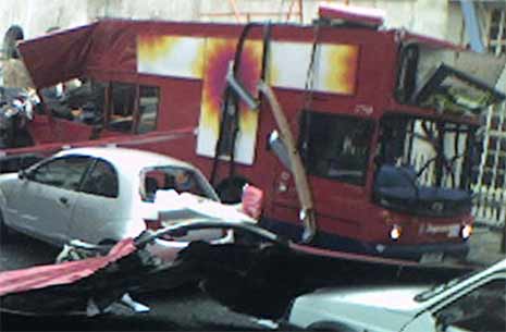 Slik så det ut på Tavistock Square sentralt i London etter en eksplosjon i en buss. (Foto: AP/Scanpix)