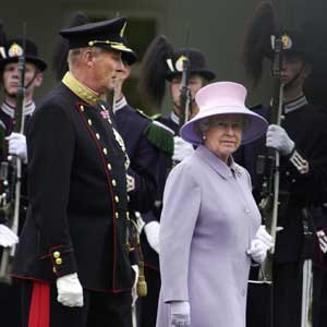 Kong Harald og dronning Elizabeth II i Oslo for fire år siden. (Foto: Scanpix / Erlend Aas) Kong Harald og dronning Elizabeth II i Oslo for fire år siden. (Foto: Scanpix / Erlend Aas)