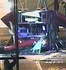 TAKET FLØY: Bussen som eksploderte ved Tavistock Square. Foto: AP/APTN/Scanpix.