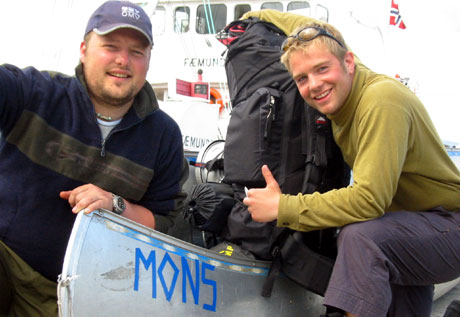 Tommy Dale (t.v) og Raymond Lyngøy døpte kanoen sin etter Lars Monsen. (Alle foto: Joar Elgåen/NRK)