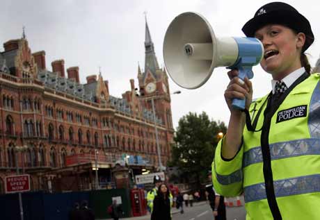 Politiet advarte folk mot å dra inn til sentrale deler av London. Foto: Scanpix