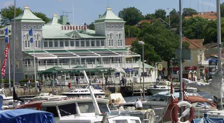 Titusener av norske og svenske småbåter besøker hver sommer gjestehavnene på vestkysten av Sverige. Strömstad gjestehavn er en av de mest populære havnene på sommeren. Foto: Rainer Prang, NRK