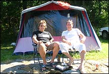 Her blir vi! Hallgeir og Arnfinn Gisleberg har slått opp samme teltet på Roligheden Camping for 22 året på rad.