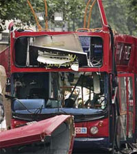 13 omkom da denne bussen ble sprengt i luften torsdag. Foto: Scanpix
