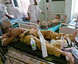 Skadde irakere blir behandlet på sykehuset Yarmouk, etter selvmordsangrep i Bagdad. (Foto: Reuters/Scanpix)