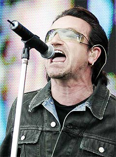 Bono og U2, her på scenen i Hyde Park under sommerens Live 8, blir hyllet av Amnesty. Foto: Lefteris Pitarakis, AP Photo / Scanpix.