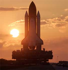 I SOLNEDGANG: Romferga Discovery skal skytes opp onsdag kveld fra Kennedy Romfartssenter. (Foto: REUTERS/Charles W Luzier)