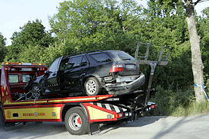 Etter at teknikere fra politiet hadde undersøkt bilen Ole Christian Bach kjørte, ble den fjernet fra stedet. Foto. Scanpix Etter at teknikere fra politiet hadde undersøkt bilen Ole Christian Bach kjørte, ble den fjernet fra stedet. Foto. Scanpix