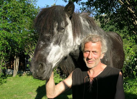 - Ingen annen hest lukter så godt som 34 år gamle Solli- Svarten, sier eier Dag Nordanger.(Foto:Kari Toft)
